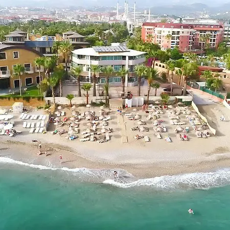 Club Tess Otel Konaklı